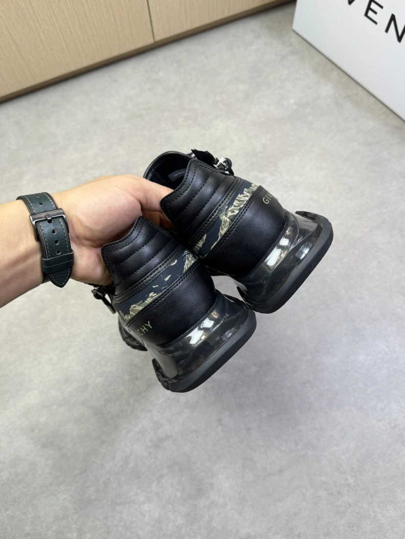 Compact Gxvxnchy Sneakers 151836