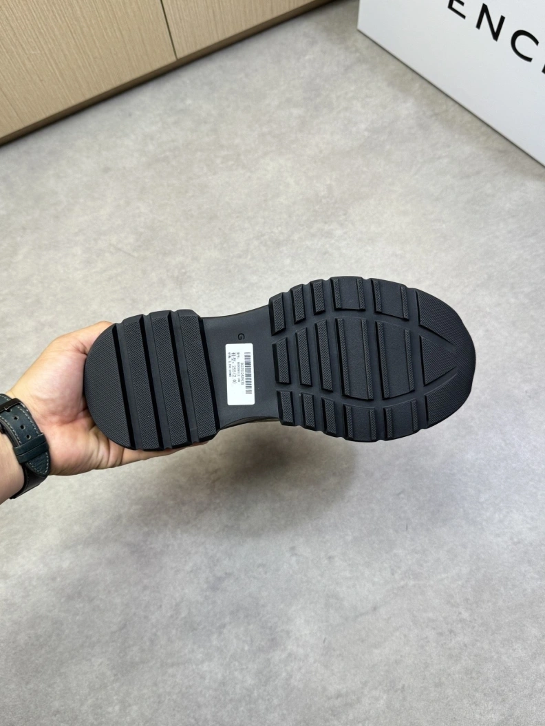 Compact Gxvxnchy Sneakers 151836