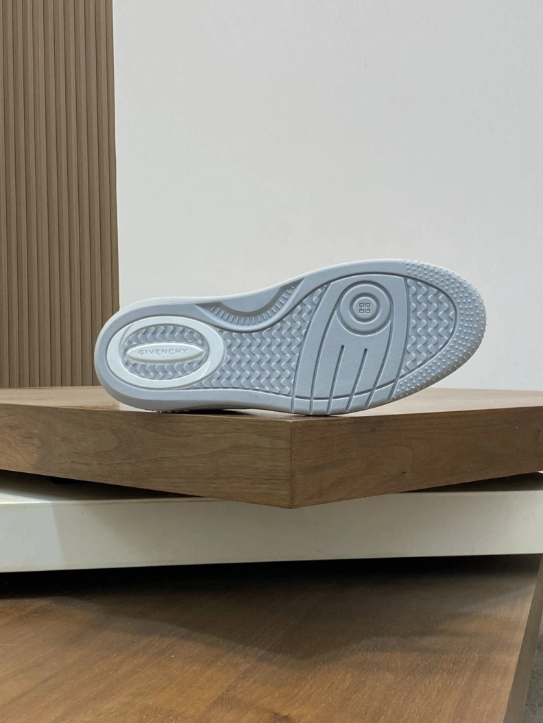 Practical Gxvxnchy Sneakers 151820