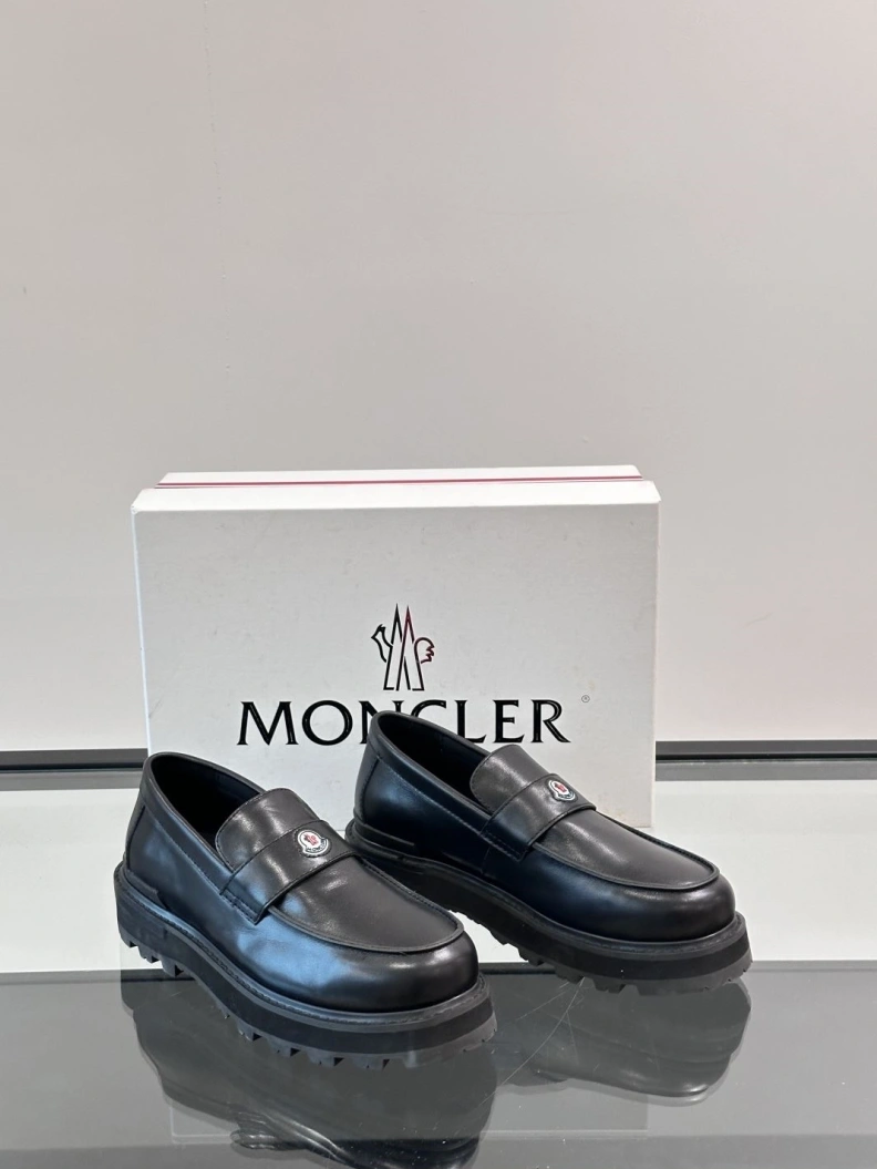 Versatile Mxnclxr Sneakers 197150