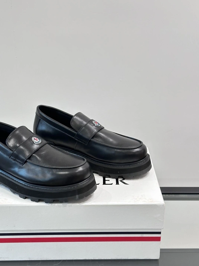 Versatile Mxnclxr Sneakers 197150