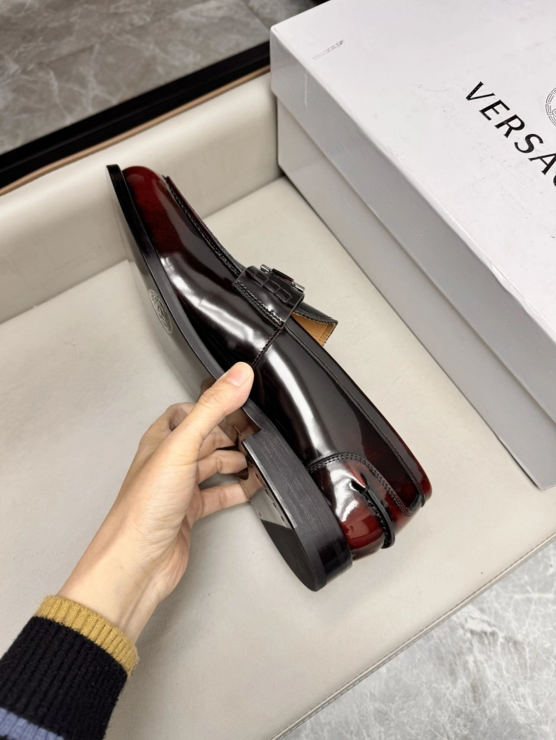Resilient Gxvxnchy Leather Shoes 151996