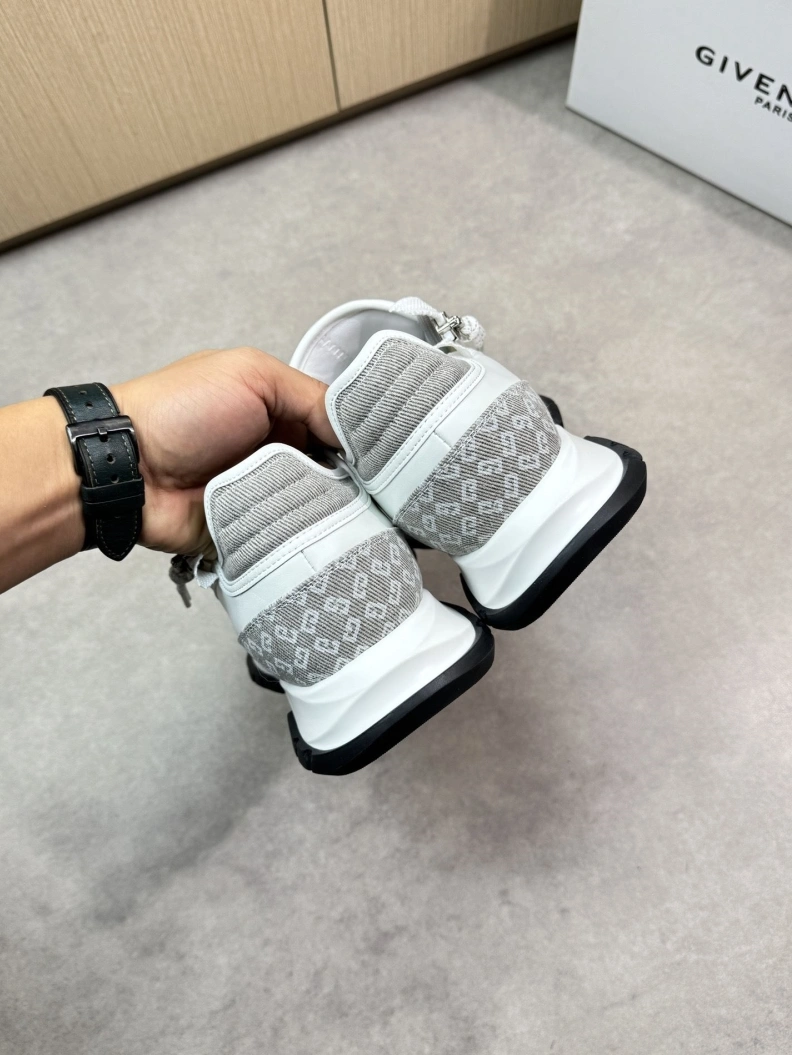 Gxvxnchy Sneakers EyeCatching 151811