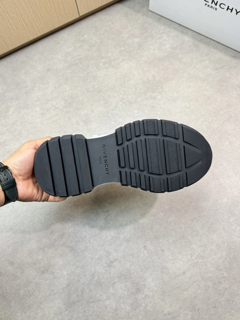 Gxvxnchy Sneakers EyeCatching 151811