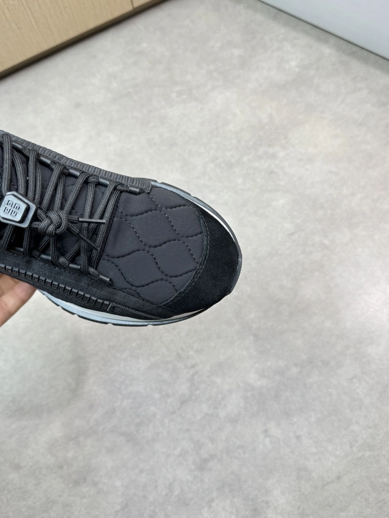 Modern Gxvxnchy Sneakers 151815
