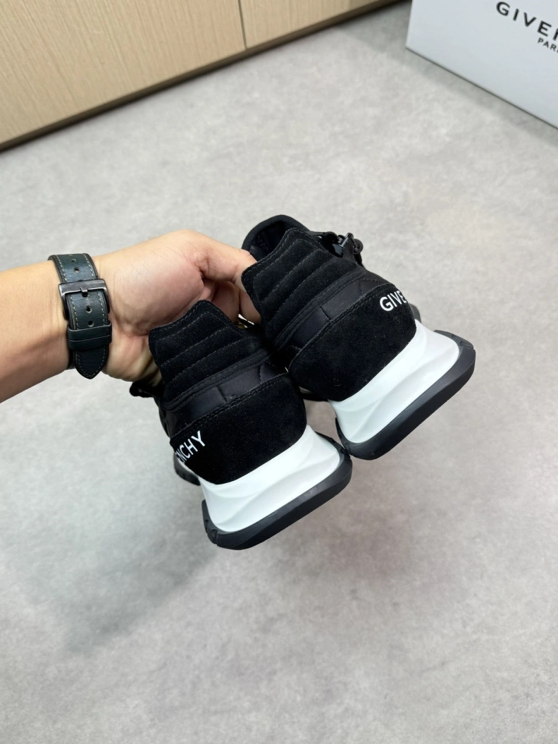 Modern Gxvxnchy Sneakers 151815