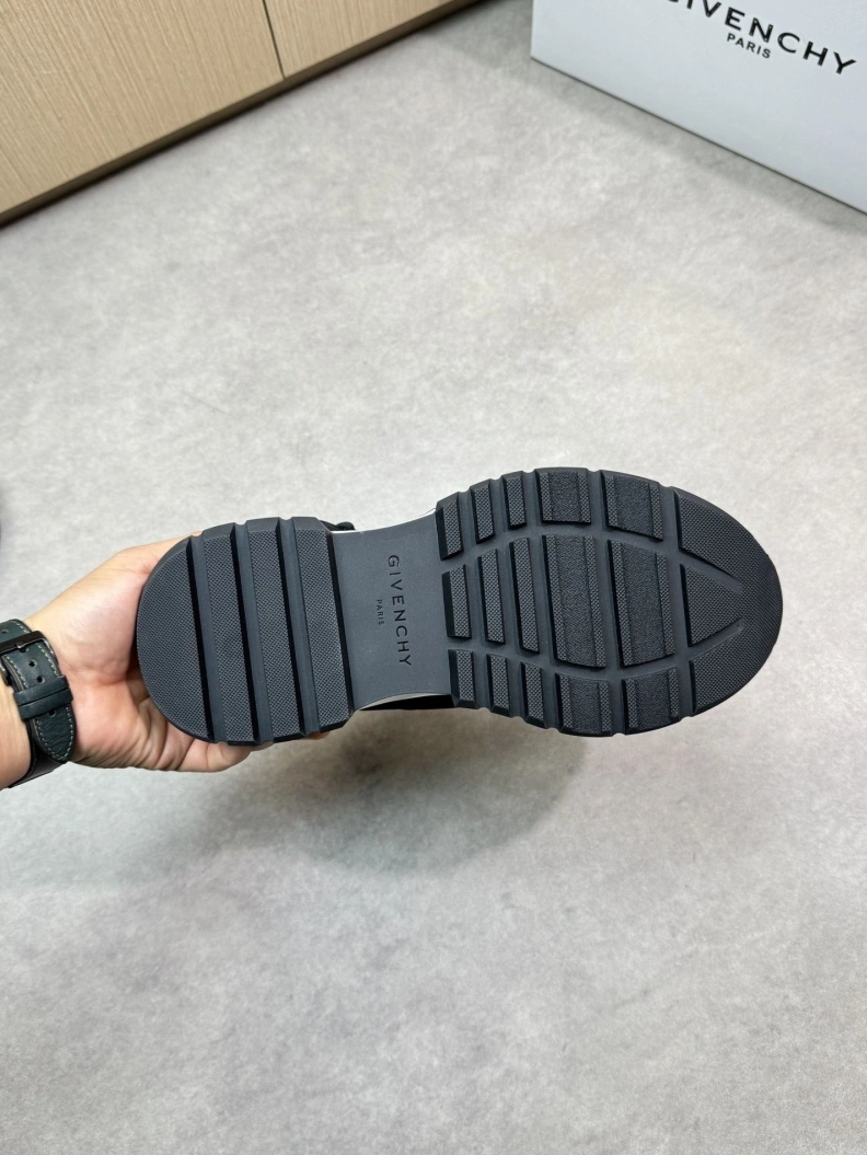 Modern Gxvxnchy Sneakers 151815