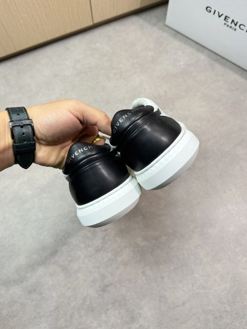 Timeless Gxvxnchy Sneakers 151803