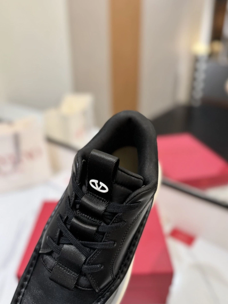 Bold Vxlxntino Sneakers 230861