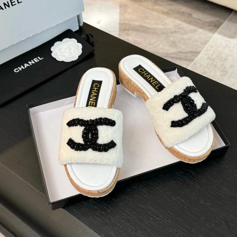 Vibrant Chxnxl Slippers 125428