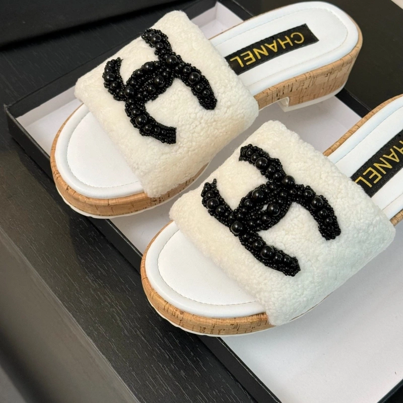 Vibrant Chxnxl Slippers 125428