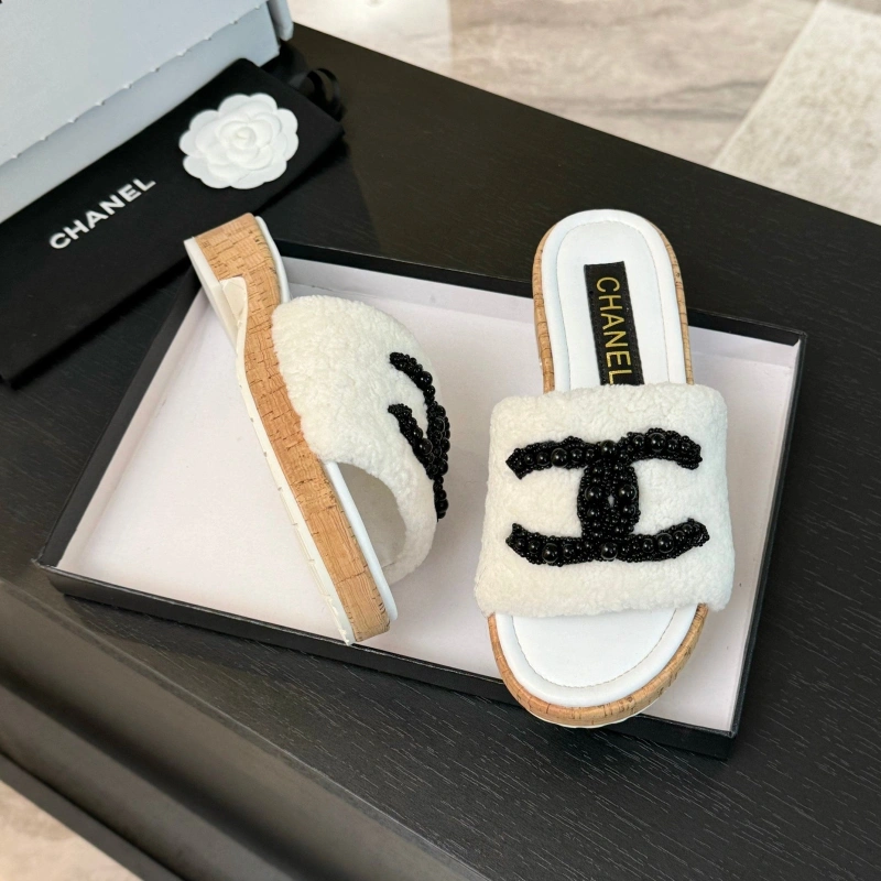 Vibrant Chxnxl Slippers 125428