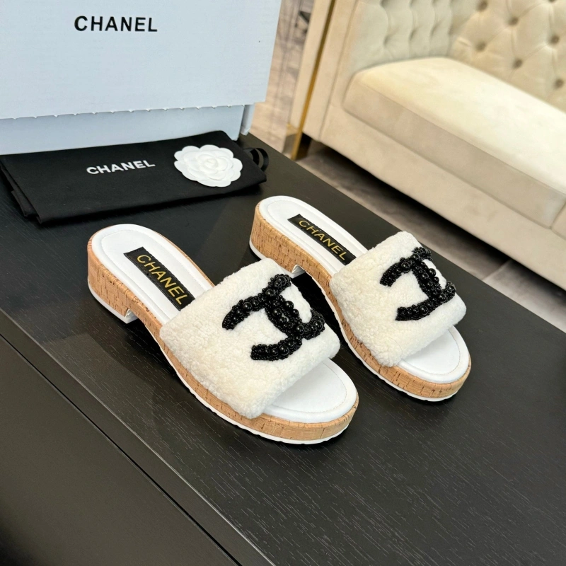 Vibrant Chxnxl Slippers 125428