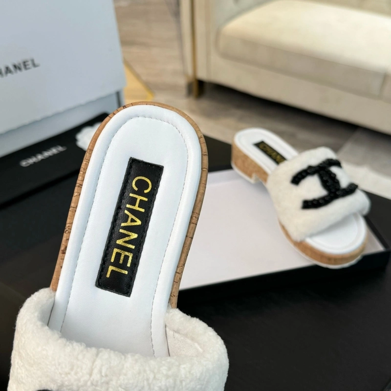 Vibrant Chxnxl Slippers 125428