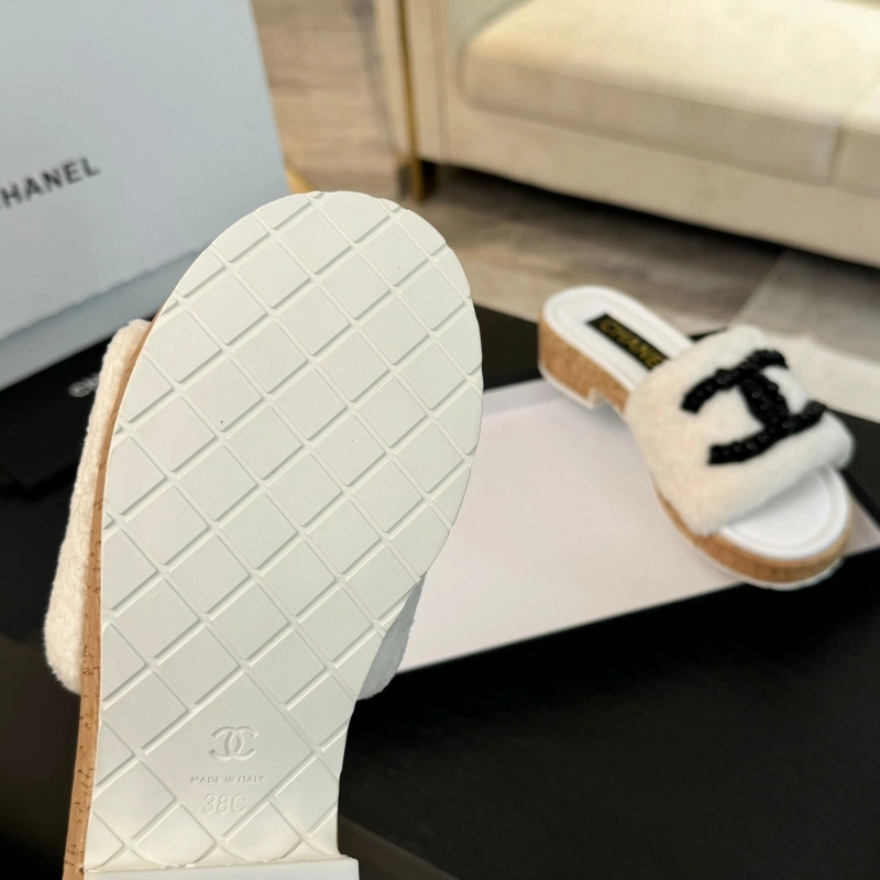 Vibrant Chxnxl Slippers 125428
