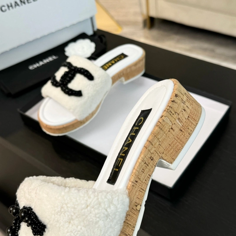 Vibrant Chxnxl Slippers 125428