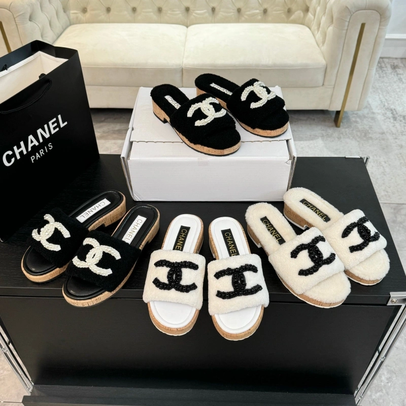 Vibrant Chxnxl Slippers 125428