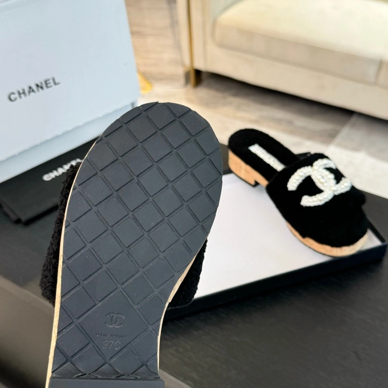 HighQuality Chxnxl Slippers 125431