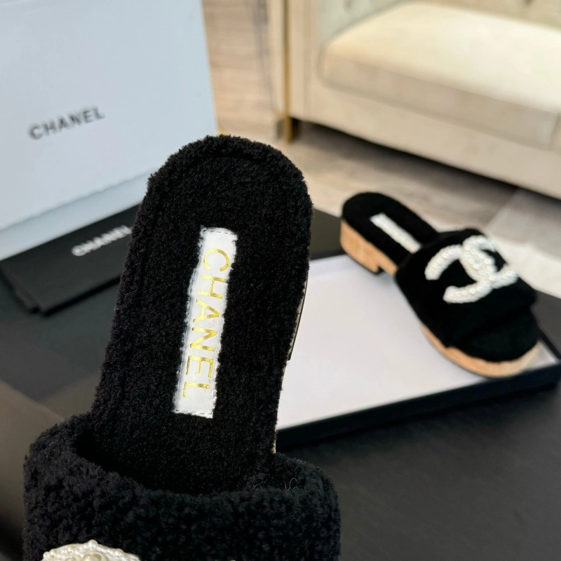 HighQuality Chxnxl Slippers 125431