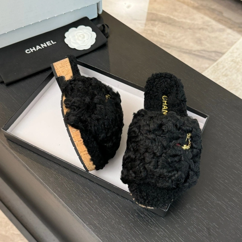 Vibrant Chxnxl Slippers 125423