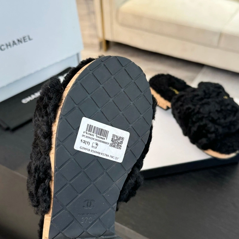 Vibrant Chxnxl Slippers 125423