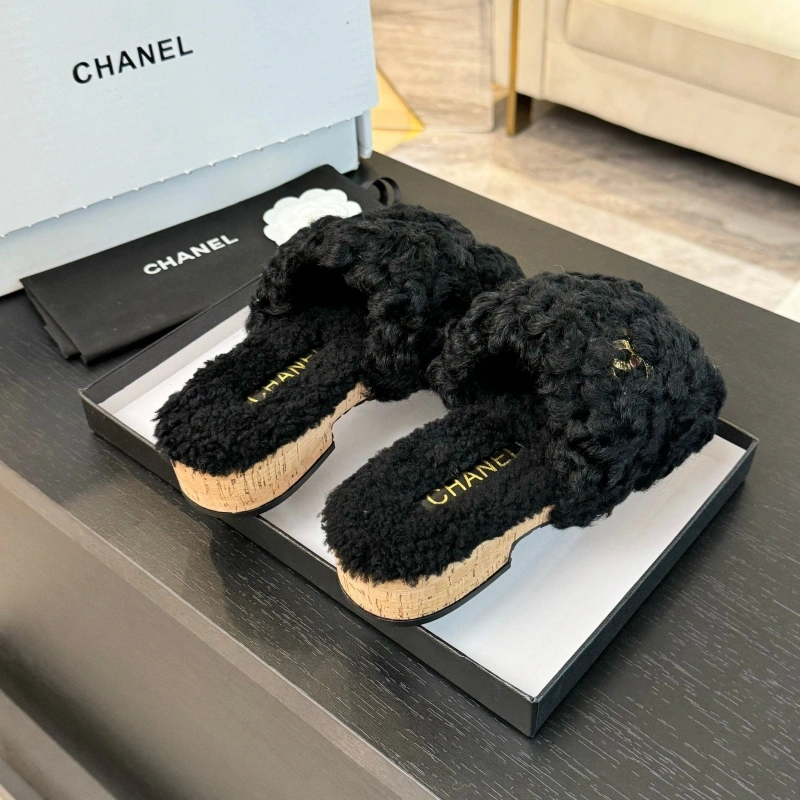 Vibrant Chxnxl Slippers 125423