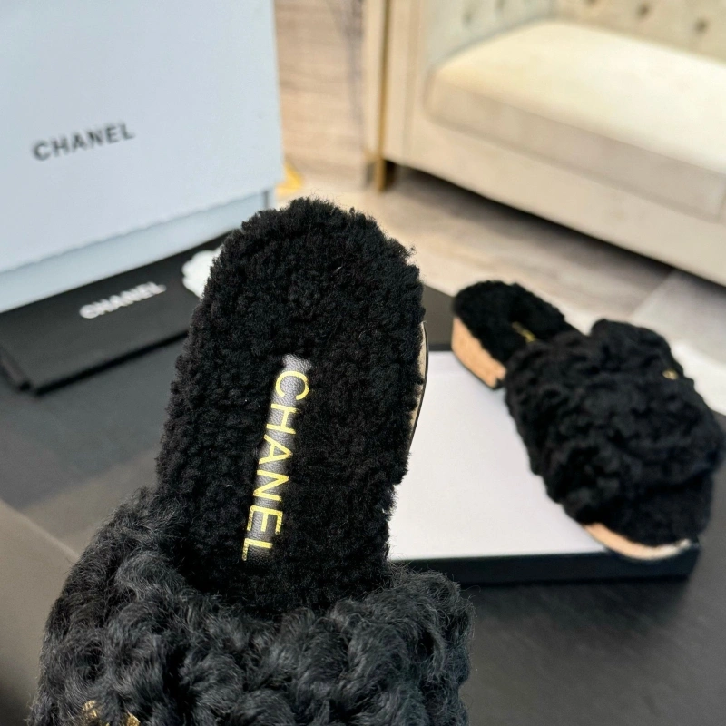 Vibrant Chxnxl Slippers 125423