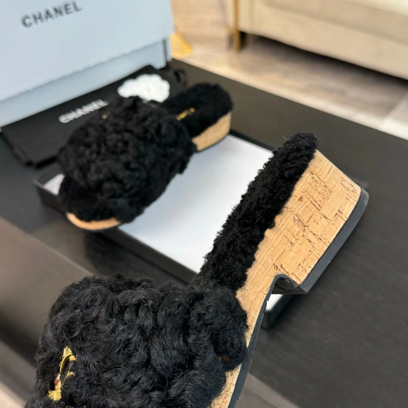 Vibrant Chxnxl Slippers 125423