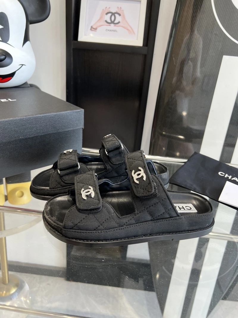 Minimalist Chxnxl Slippers 132578