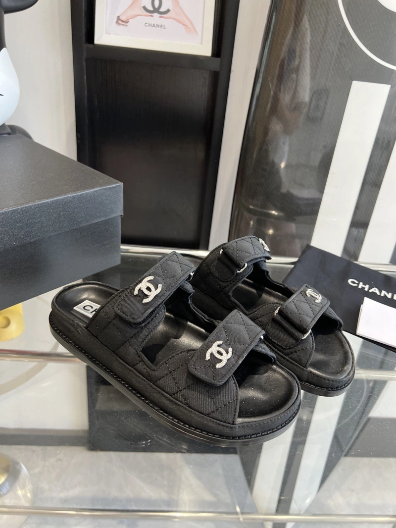 Minimalist Chxnxl Slippers 132578