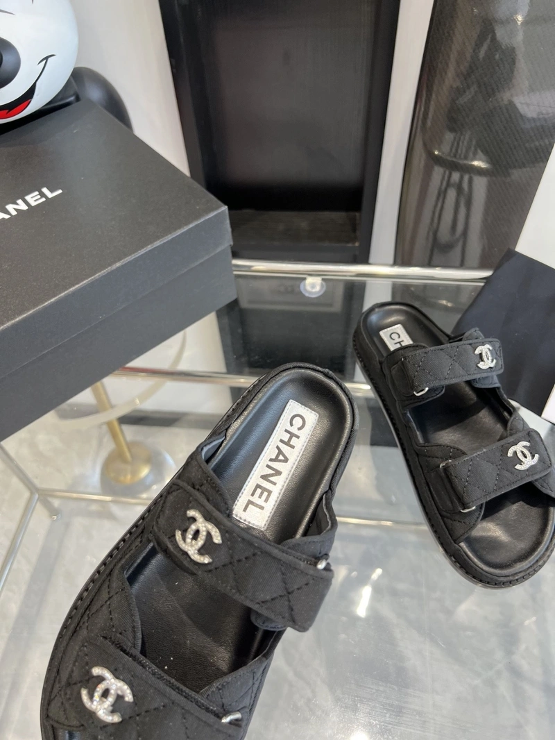 Minimalist Chxnxl Slippers 132578