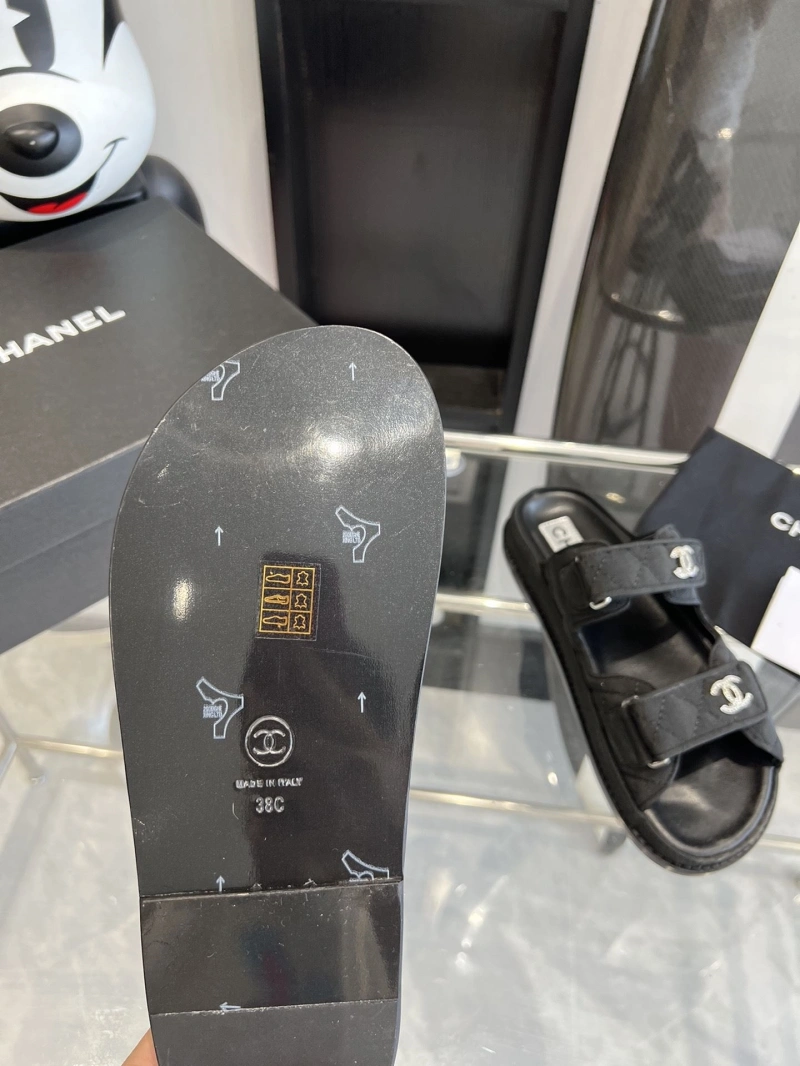 Minimalist Chxnxl Slippers 132578