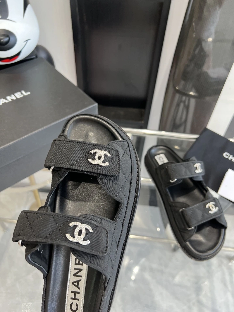 Minimalist Chxnxl Slippers 132578