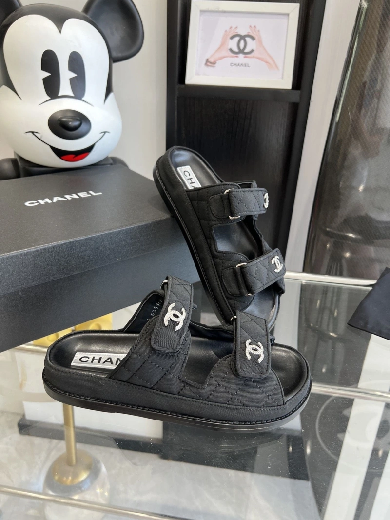 Minimalist Chxnxl Slippers 132578