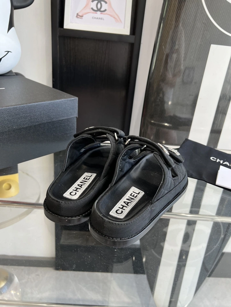 Minimalist Chxnxl Slippers 132578