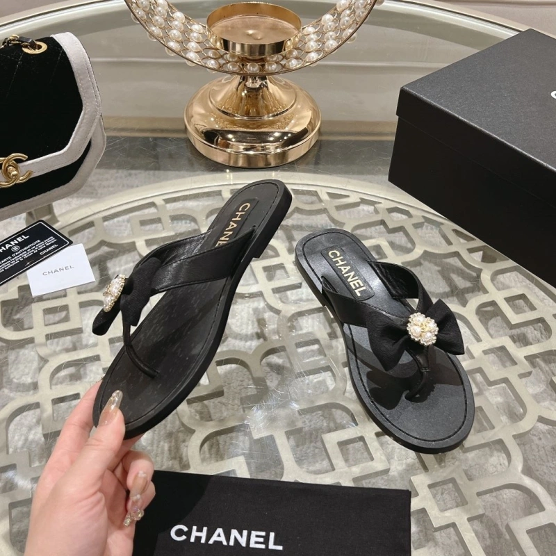 Sleek Chxnxl Slippers 132568