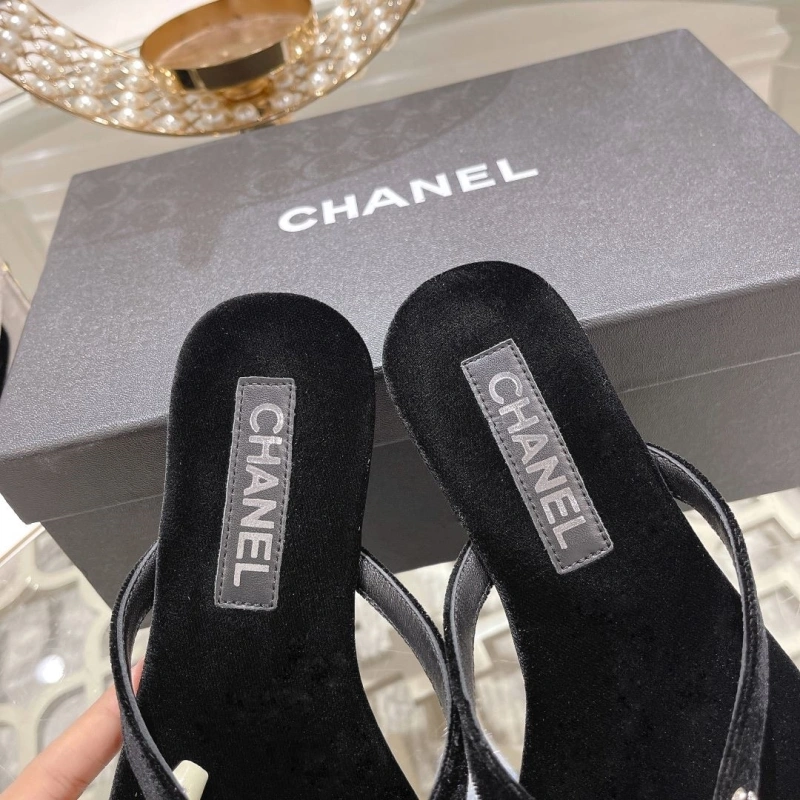 Unique Chxnxl Slippers 132559