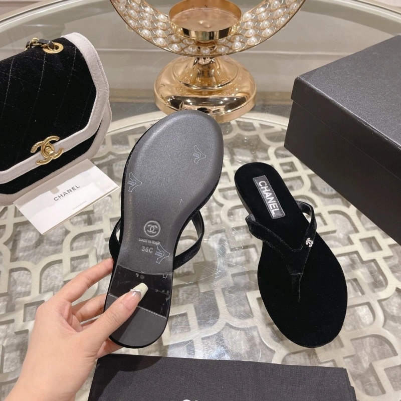 Unique Chxnxl Slippers 132559