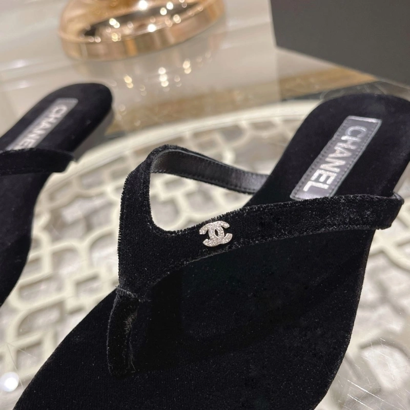 Unique Chxnxl Slippers 132559