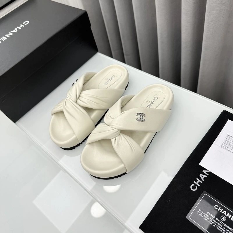 Sleek Chxnxl Slippers 132571
