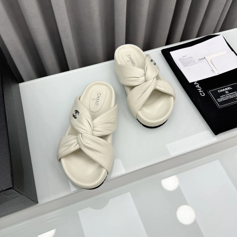 Sleek Chxnxl Slippers 132571
