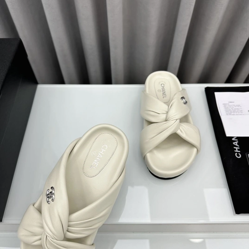 Sleek Chxnxl Slippers 132571