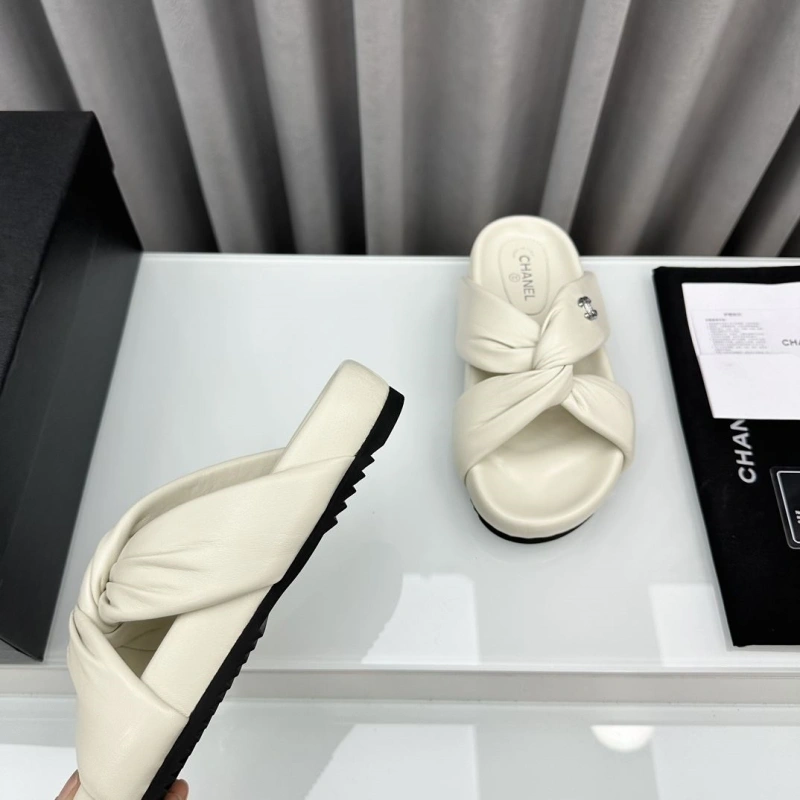 Sleek Chxnxl Slippers 132571