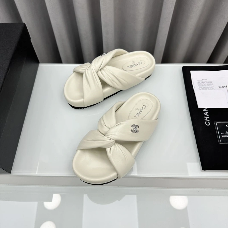 Sleek Chxnxl Slippers 132571