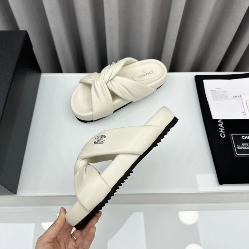 Sleek Chxnxl Slippers 132571
