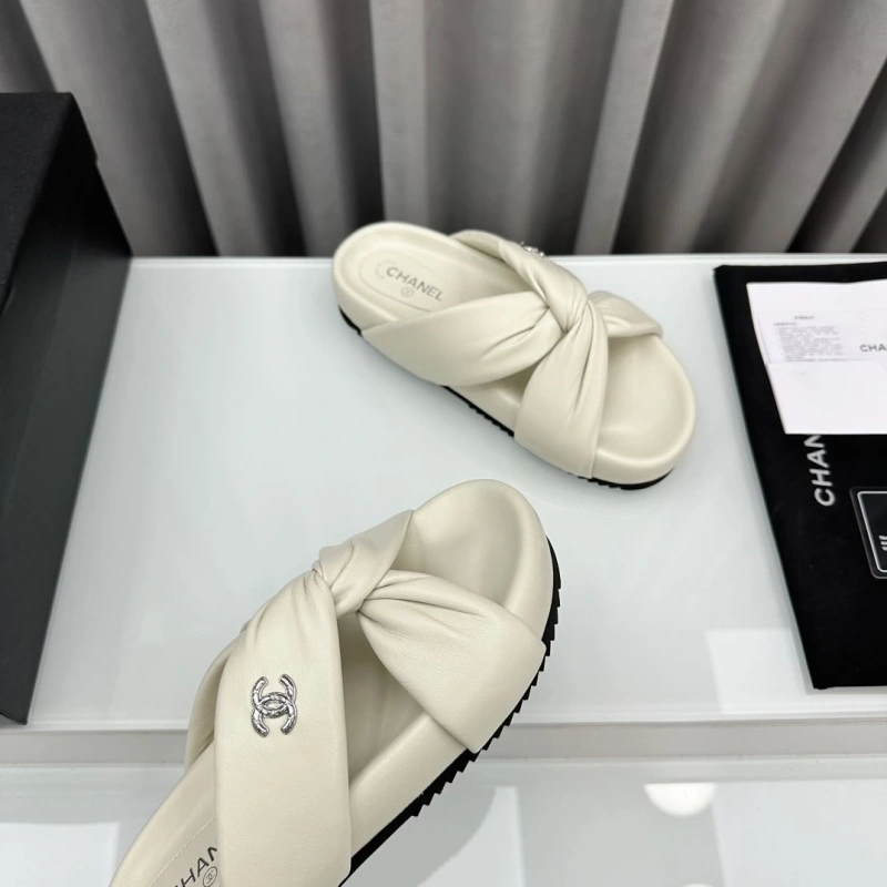 Sleek Chxnxl Slippers 132571