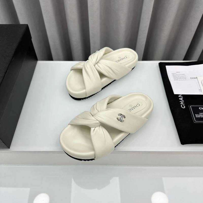 Sleek Chxnxl Slippers 132571