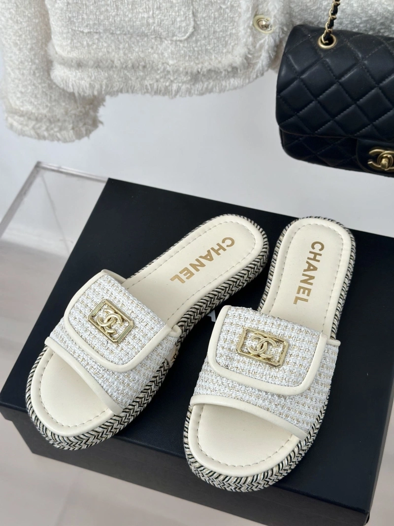 Bright Chxnxl Slippers 132506