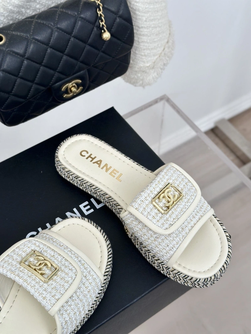 Bright Chxnxl Slippers 132506