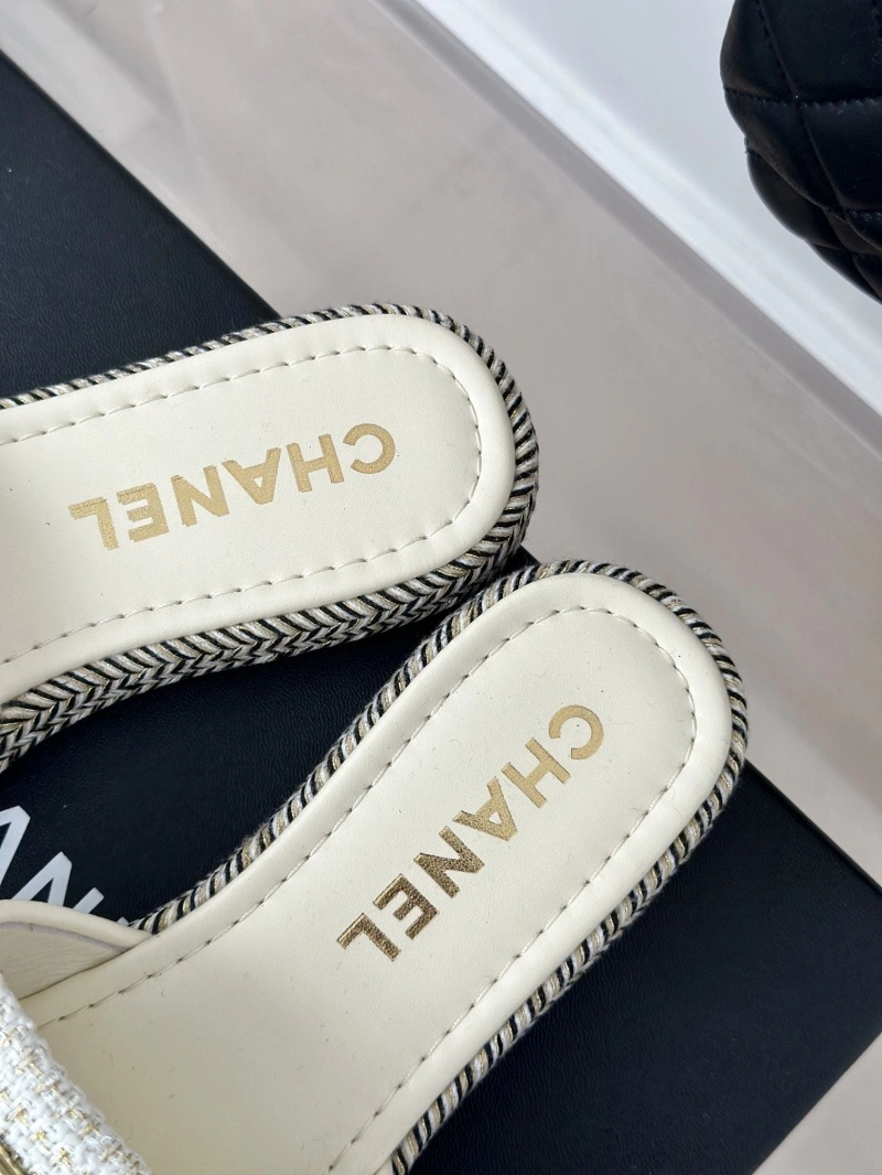 Bright Chxnxl Slippers 132506